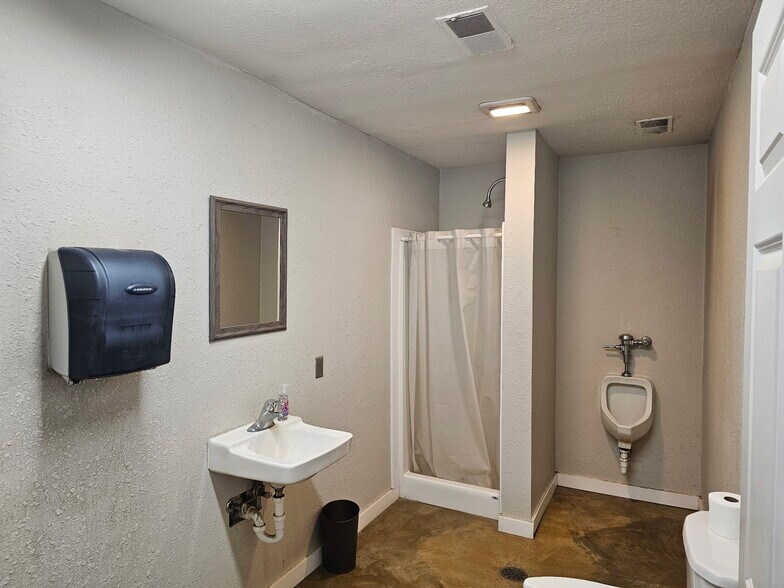 More Photos Of 1117 2nd Ave, Bingham Lake Industrial For Sale