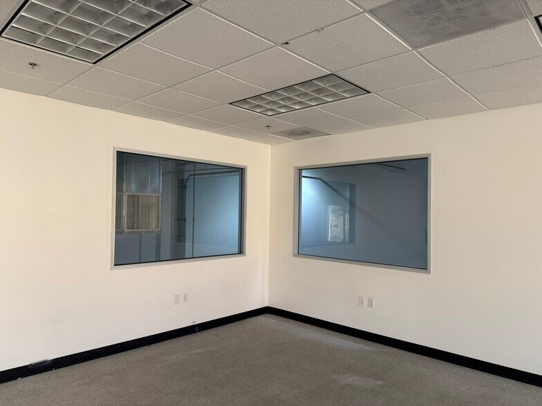 More Photos Of 34500 Gateway Dr, Palm Desert Warehouse For Lease