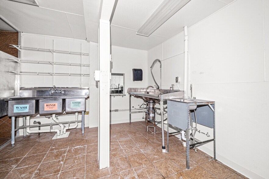 More Photos Of 2430 Lake Ave, Pueblo Bar For Sale