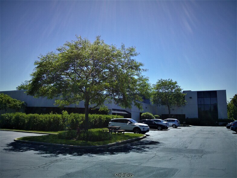 More Photos Of 105-195 W Central Rd, Schaumburg Loft Creative Space For Lease