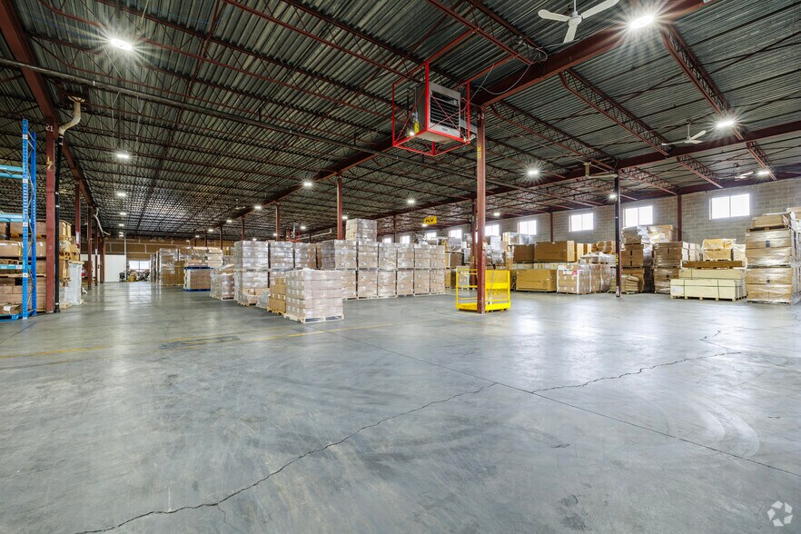 More Photos Of 825 Rue Tecumseh, Dollard-des-Ormeaux Warehouse For Lease