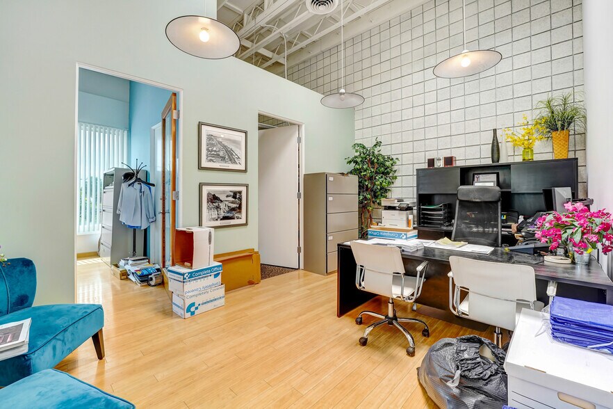 More Photos Of 2812-2820 Santa Monica Blvd, Santa Monica Loft Creative Space For Lease