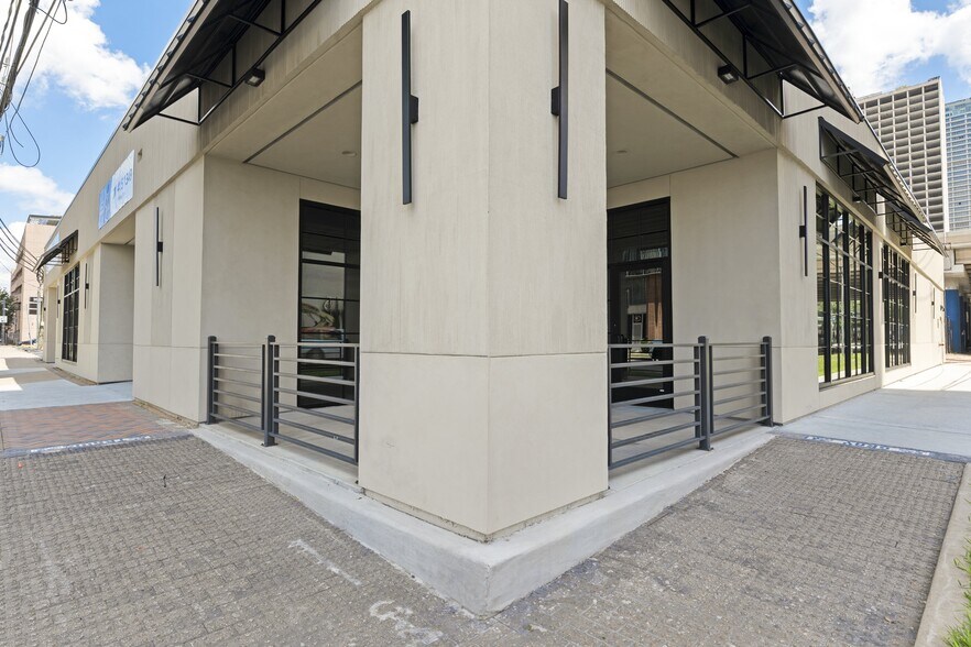 More Photos Of 2020 Travis St, Houston Freestanding For Lease