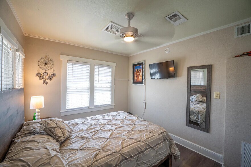 More Photos Of 100 E Washington St, Anthony Office For Sale