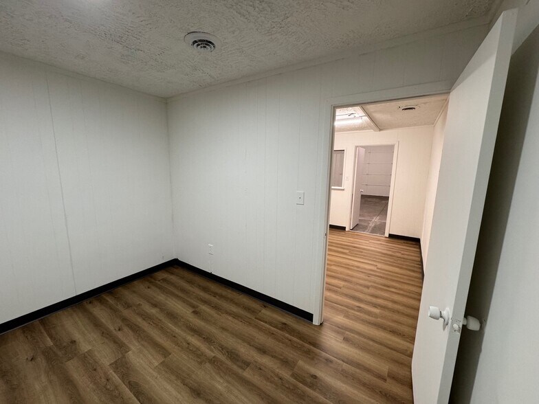 More Photos Of 1529 E Spruce St, Olathe Warehouse For Lease