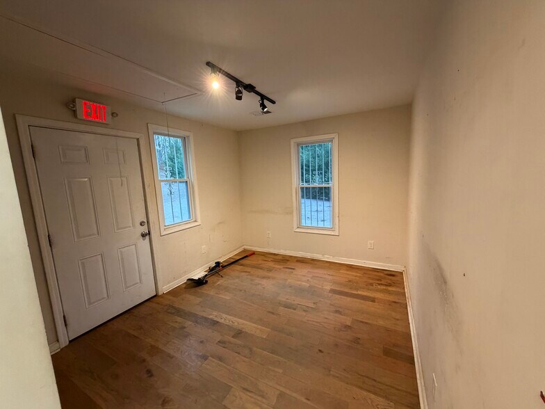More Photos Of 113 Foster Lake Rd, Dallas General Retail For Lease