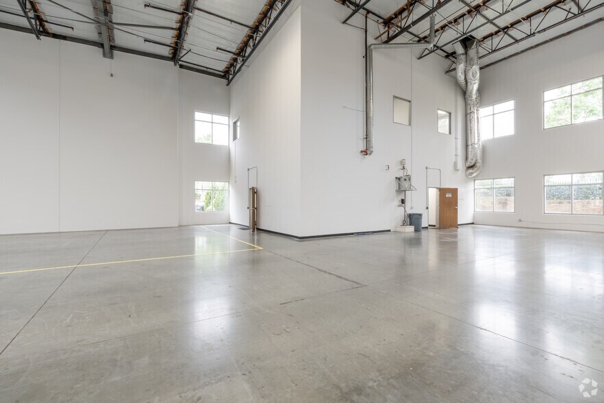 More Photos Of 7580 Cherry Ave, Fontana Warehouse For Lease