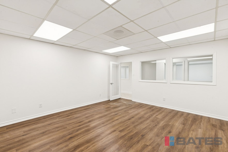 More Photos Of 1101 S Hampton Rd, DeSoto Showroom For Lease