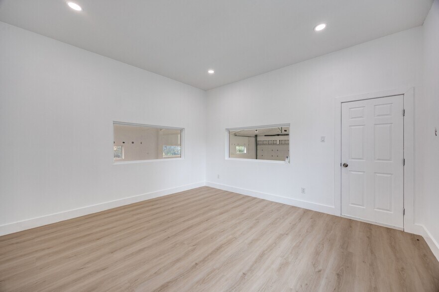 More Photos Of 3802 Houston St, Austin Showroom For Lease