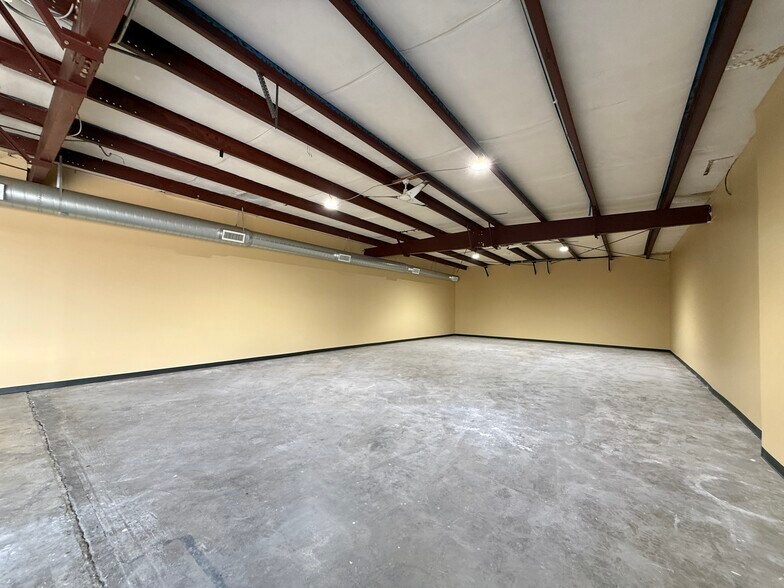 More Photos Of 2013 Blalock Rd, Houston Warehouse For Lease