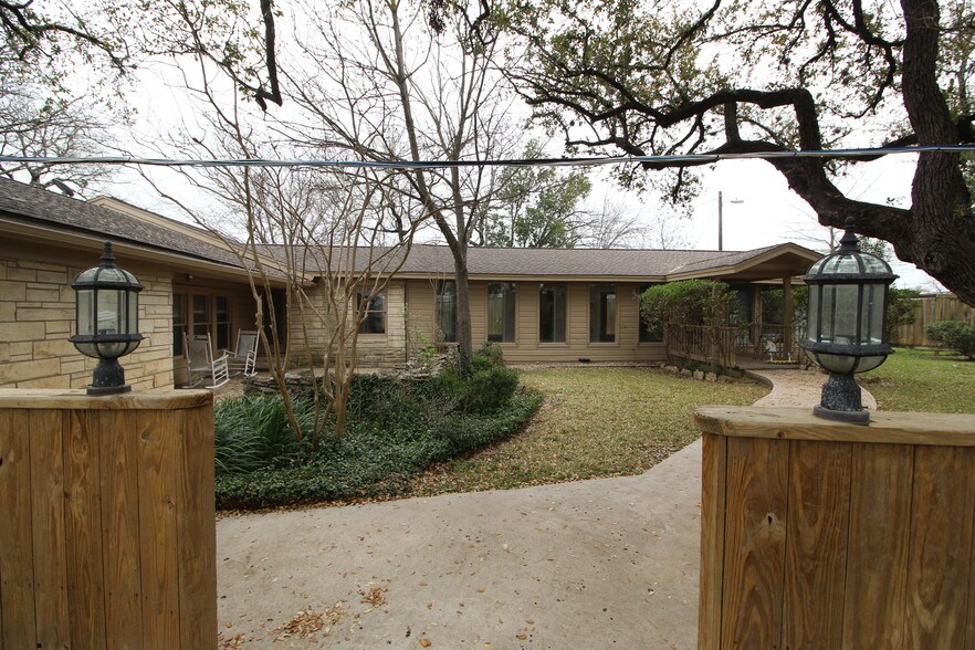 More Photos Of 13170 Pond Springs Rd, Austin Auto Repair For Sale