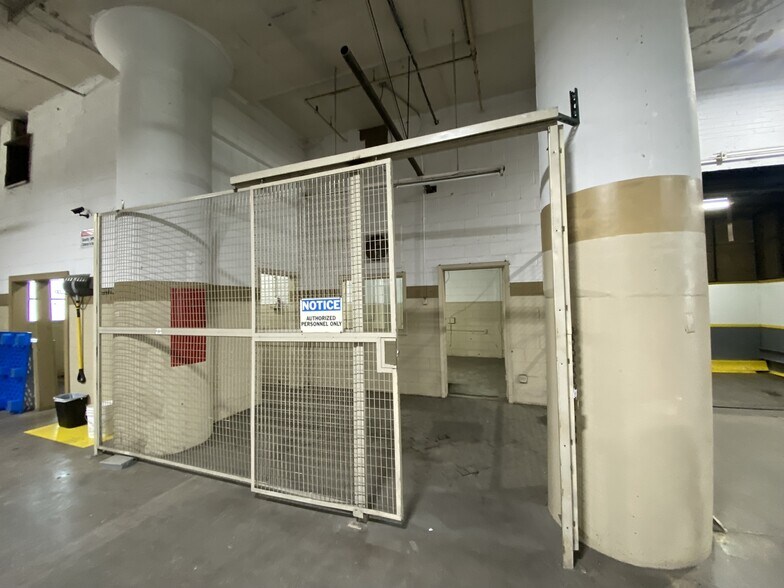 More Photos Of 2243 S Throop St, Chicago Flex For Lease