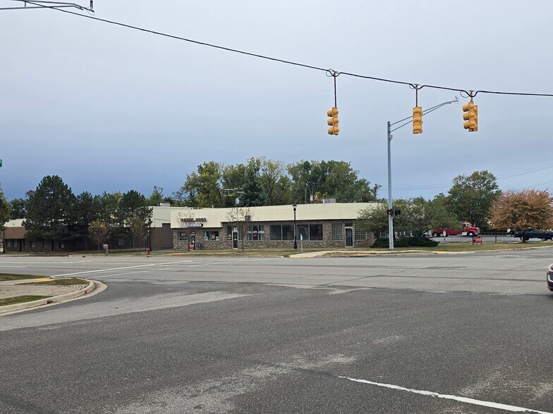 More Photos Of 2250 Pontiac Rd, Auburn Hills Office For Lease