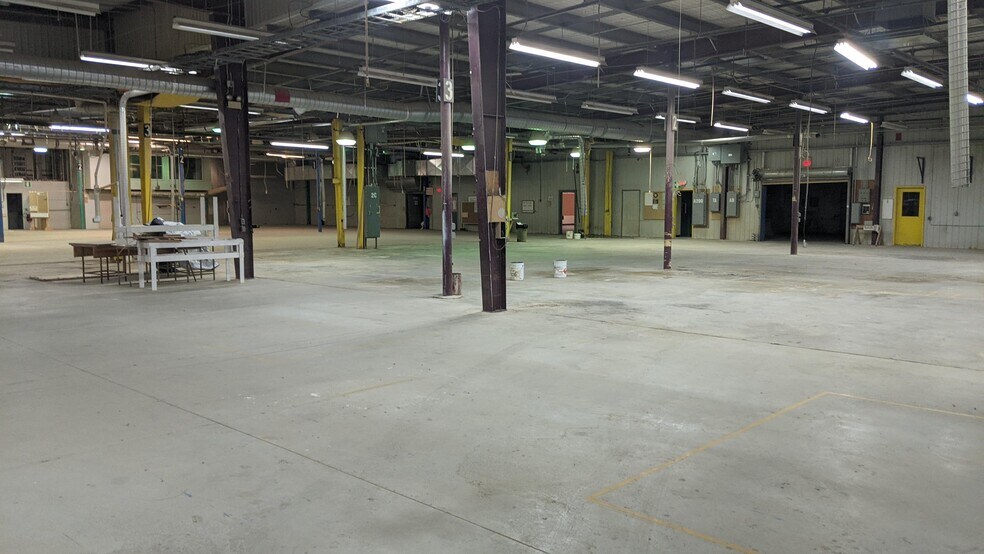 More Photos Of 78 Pth 52 W, Steinbach Distribution For Sale