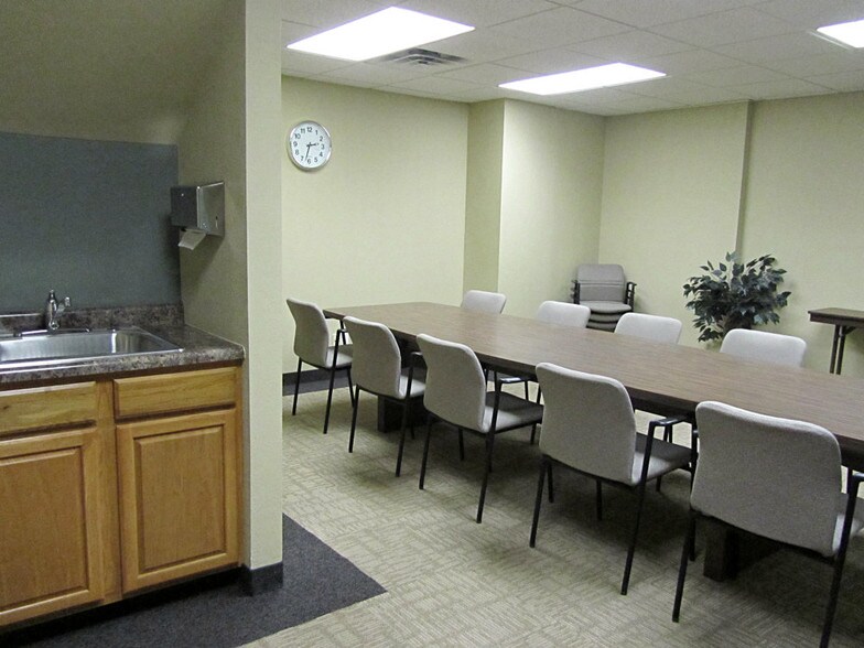 More Photos Of 2499 Rice St, Roseville Office For Lease