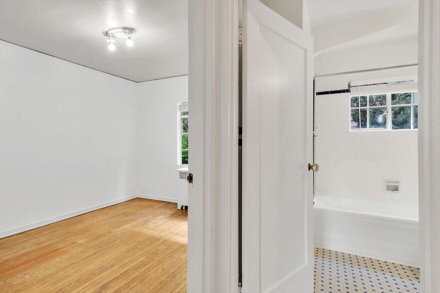 More Photos Of 2336 NW Pettygrove St, Portland Apartments For Sale
