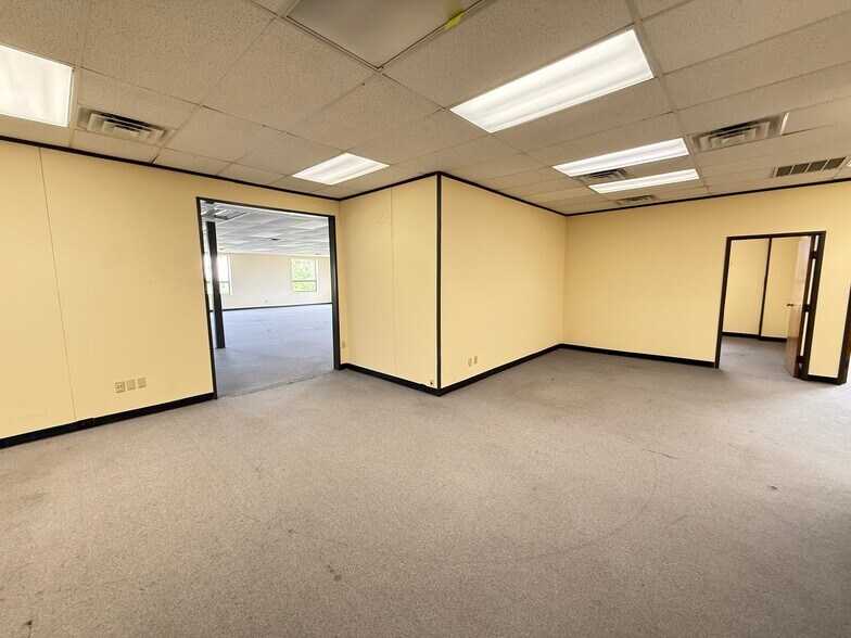 More Photos Of 1606 Headway Cir, Austin Light Manufacturing For Lease