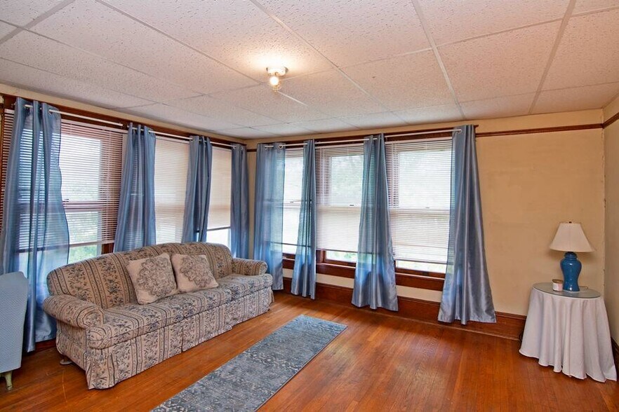More Photos Of 101 Davis st, Alderson Freestanding For Sale