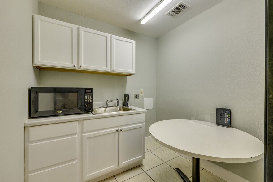 More Photos Of 14121 W US 290 Hwy, Austin Warehouse For Lease