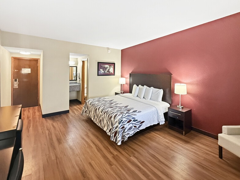 More Photos Of 5020 NE 14th St, Des Moines Hotel For Sale