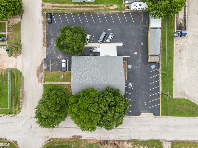 More Photos Of 1301 S 30th St, Waco Office For Sale