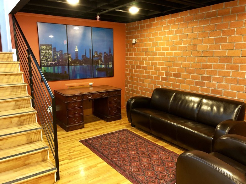 More Photos Of 5401 W Alvern Cir, Los Angeles Office Residential For Lease