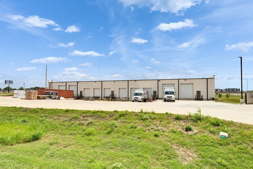 More Photos Of 2977 S IH 35, San Marcos Showroom For Lease