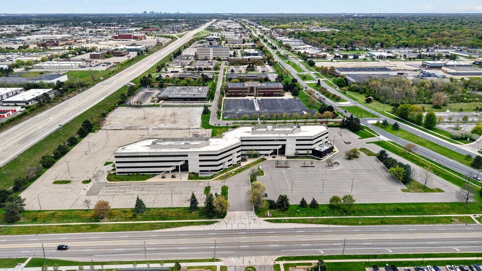More Photos Of 1560 E Maple Rd, Troy Medical For Lease
