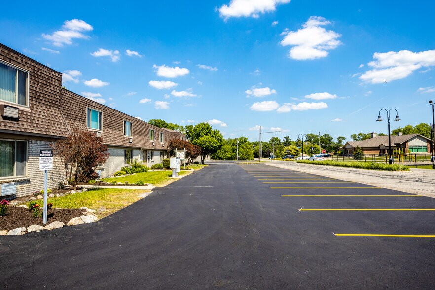 More Photos Of 2920-2932 Schroeder Blvd, Keego Harbor Apartments For Sale
