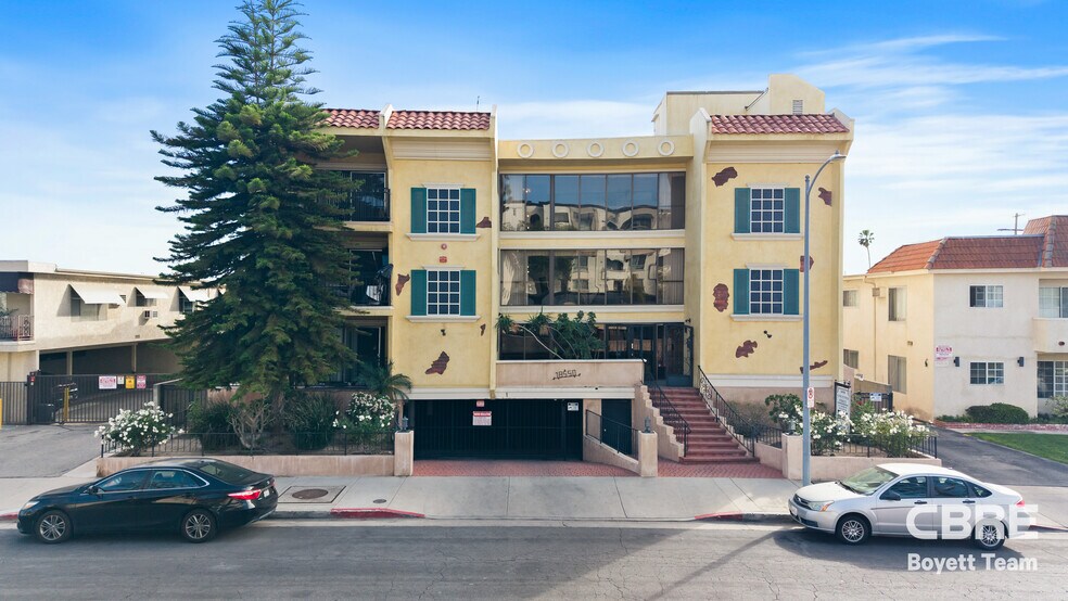 More Photos Of 18550 Vincennes St, Northridge Apartments For Sale