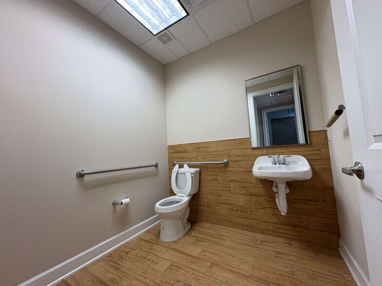 More Photos Of 12440 Emily Ct, Sugar Land Medical For Lease