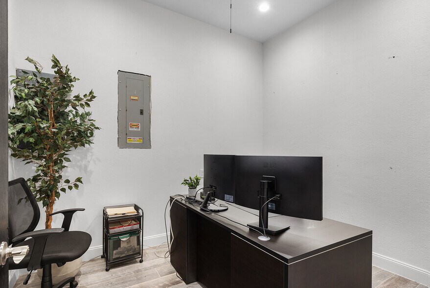 More Photos Of 5600 Zip Dr, Fort Myers Warehouse For Lease