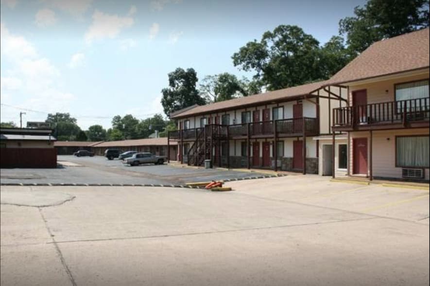 More Photos Of 626 W Market St, Bolivar Hotel For Sale