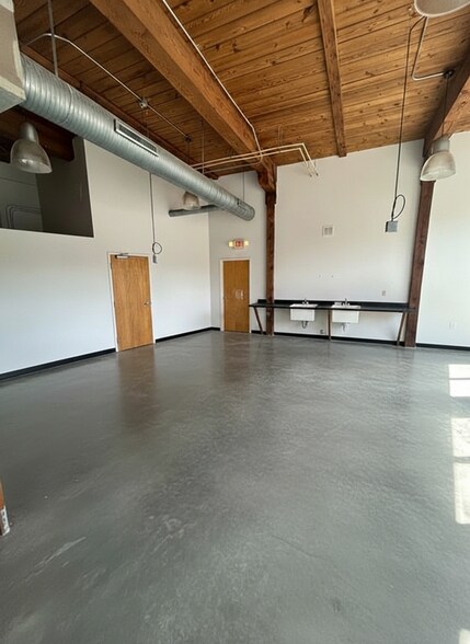 More Photos Of 901-965 Northwest Blvd, Winston-Salem Flex For Lease