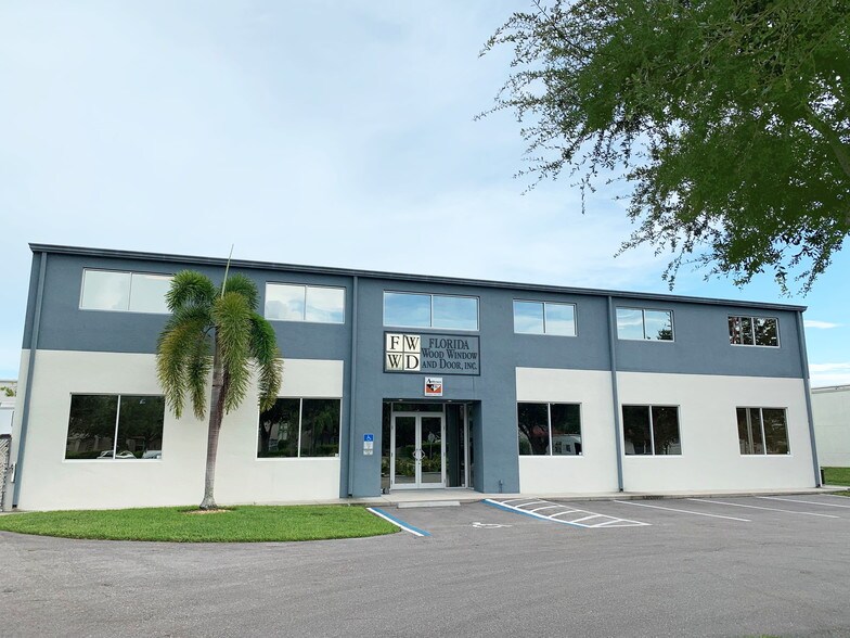More Photos Of 5650 Halifax Ave, Fort Myers Showroom For Sale