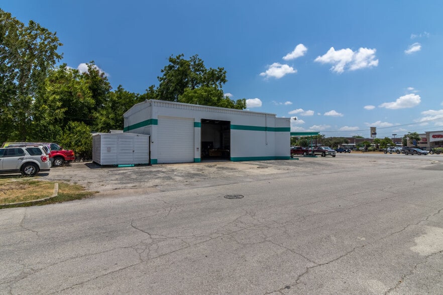More Photos Of 211 N Business Ih 35, New Braunfels Flex For Sale