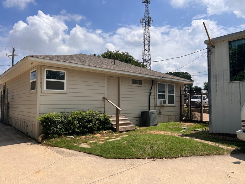 More Photos Of 1608 Tantor Rd, Dallas Distribution For Sale