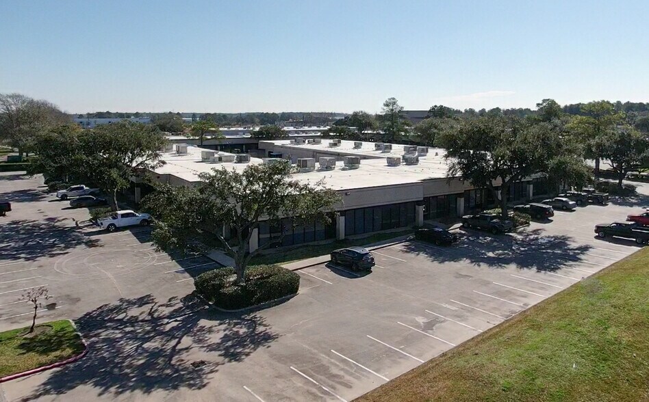 More Photos Of 500 Century Plaza Dr, Houston Light Distribution For Lease