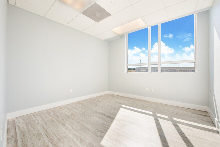 More Photos Of 135 San Lorenzo Ave, Coral Gables Office For Sale