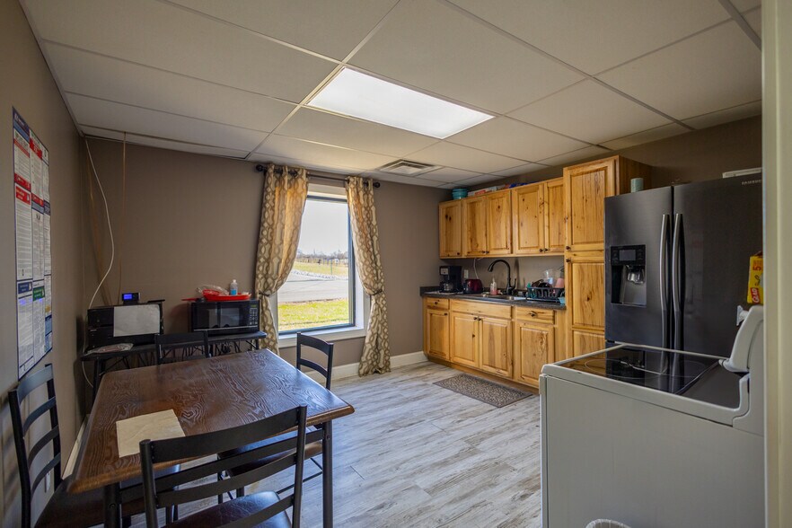 More Photos Of 252 Commerce Dr, Tompkinsville Warehouse For Sale