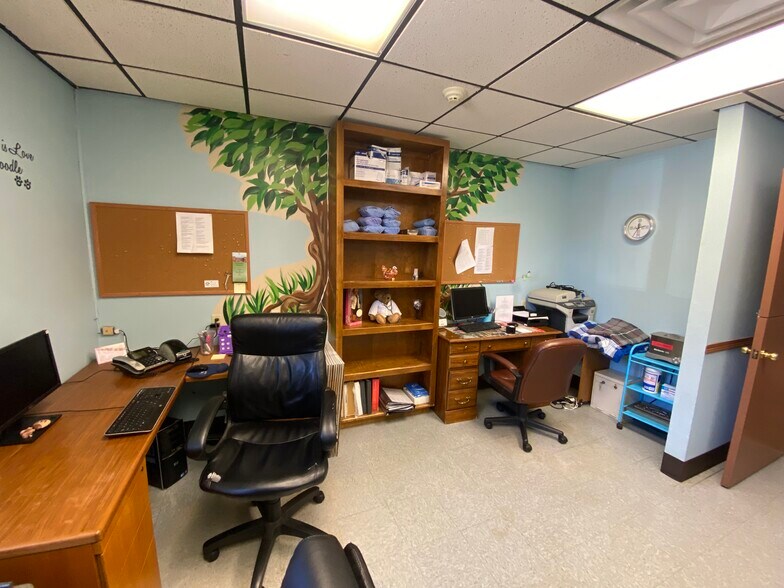 More Photos Of 2228 W College St, Springfield Veterinarian Kennel For Sale