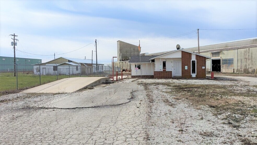 More Photos Of 610 Ross, Danville Manufacturing For Lease