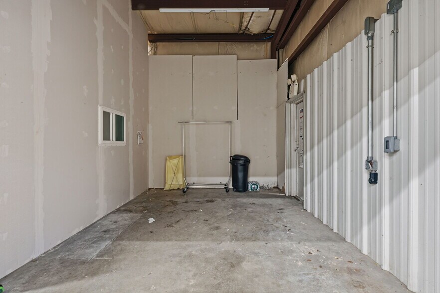 More Photos Of 505 Industrial Dr, Glasgow Flex For Sale