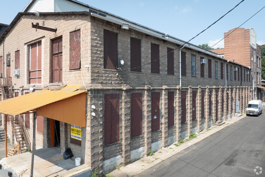 More Photos Of 85 Wagaraw Rd, Hawthorne Manufacturing For Lease