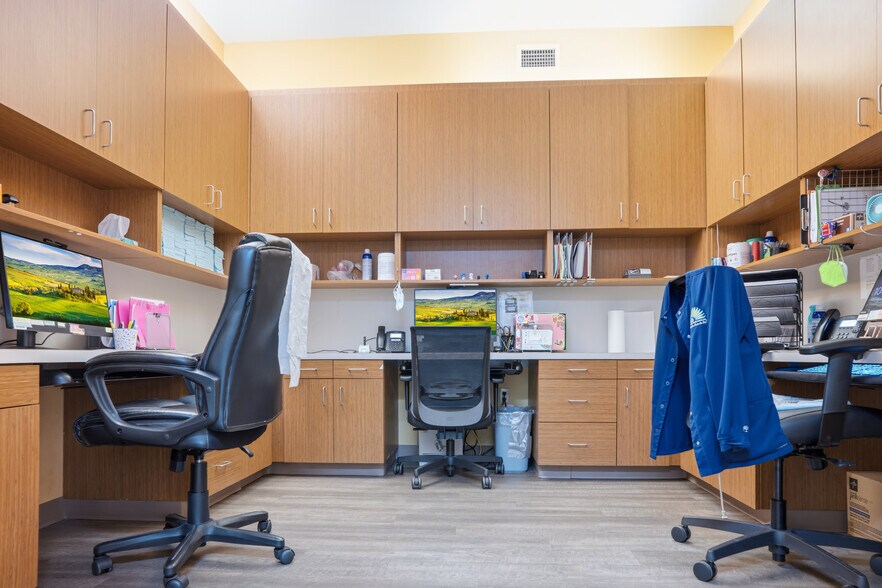 More Photos Of 1729 Lakeland Hills Blvd, Lakeland Medical For Sale