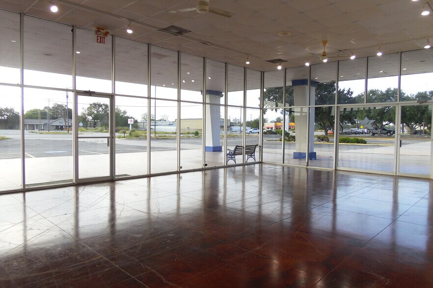 More Photos Of 905 N Harborth Ave, Three Rivers Auto Dealership For Sale