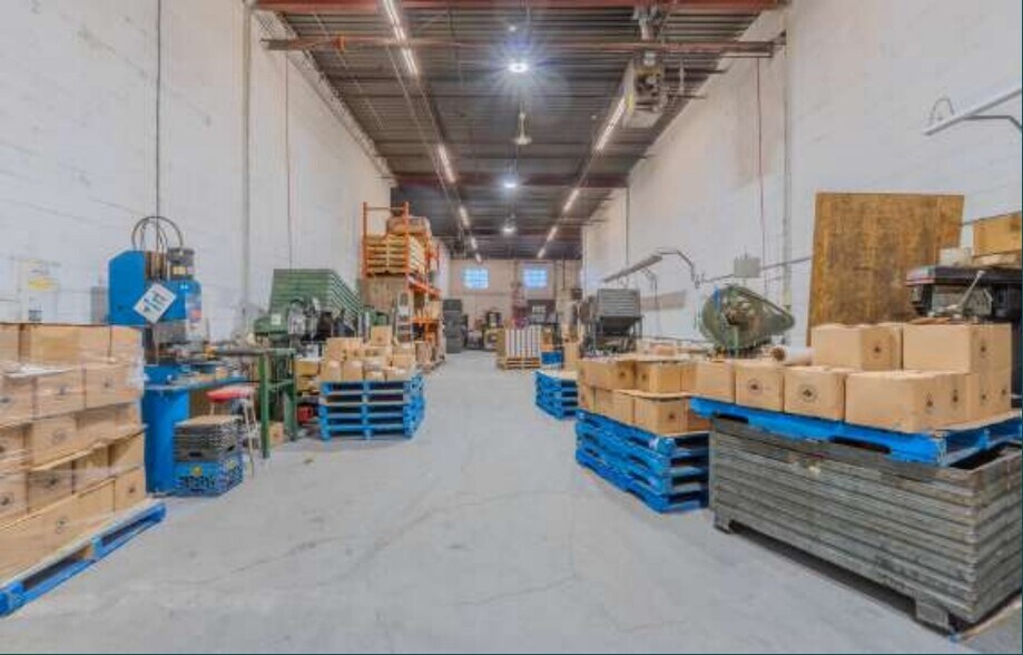 More Photos Of 375-455 Deslauriers Rue, Saint-Laurent Warehouse For Lease