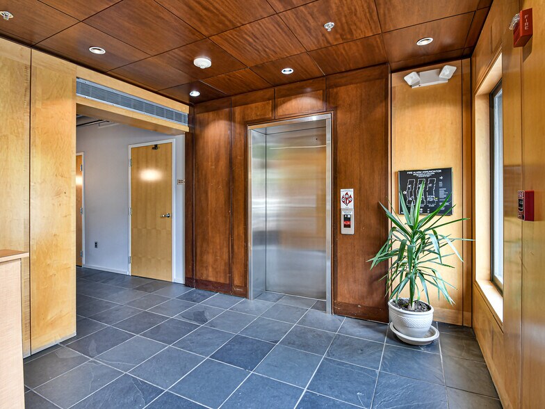 More Photos Of 2300 N Pershing Dr, Arlington Medical For Sale