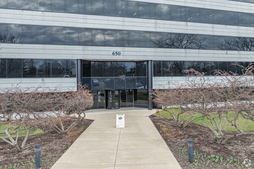 More Photos Of 550-650 Warrenville Rd, Lisle Office For Lease