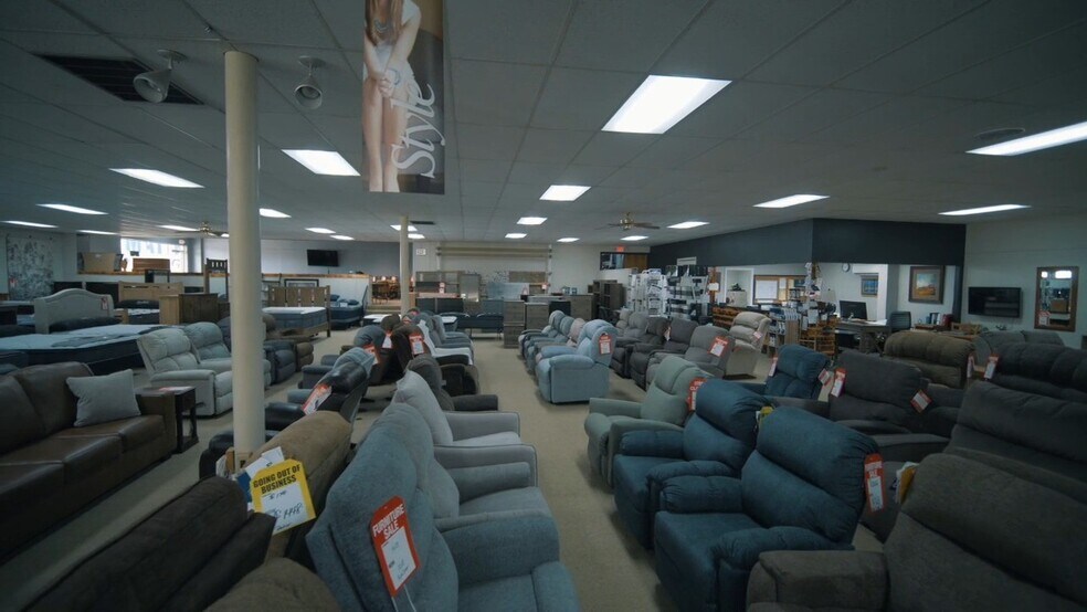 More Photos Of 101 9th St, Charles City General Retail For Sale